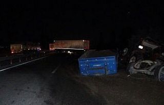 Tır ile çarpışan traktör ikiye ayrıldı: 1 yaralı