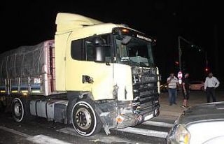 Tır kamyoneti sürükledi: 3 yaralı