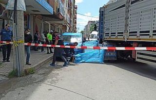 Tırın altında kalan yaşlı kadın hayatını kaybetti