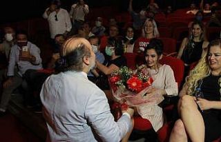 Tiyatro salonunda oyuncudan sürpriz evlilik teklifi