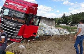 Tokat’ta lastiği patlayan tır yan yattı
