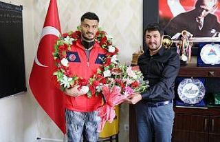 Tokyo vizesi alan Bayram Malkan çiçeklerle karşılandı