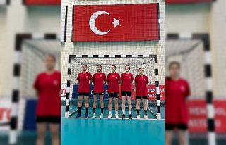 Toprak sahada başladıkları hentbolda 11 sporcu...