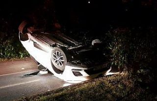 Trafiğe kapalı yolda bariyerlere çarpan otomobil...