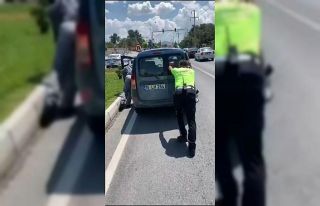 Trafik polisi, yolda kalan aracı iterek sürücüye...