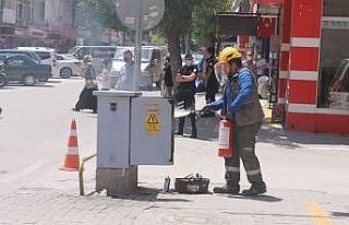 Trafo yangınını elektrik şirketi görevlileri...