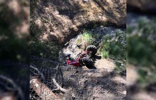 Traktör dereye uçtu: 1 yaralı