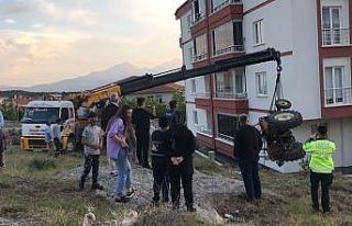 Traktör şarampole devrildi, kadın sürücü yaralandı
