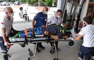 Traktör tarlada 200 metre yuvarlandı: 2 yaralı