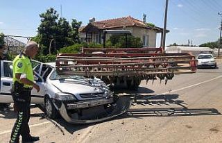 Traktöre takılı zirai alete çarpan otomobil sürücüsü...