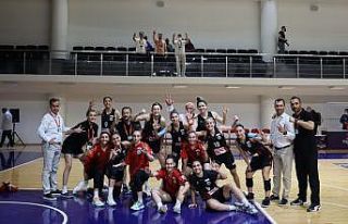 Turgutlu Belediye Kadın Basketbol yolu yarıladı