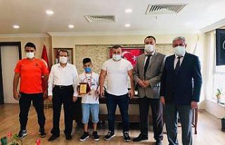 Türkiye 2’ncisi güreşçi ödüllendirildi