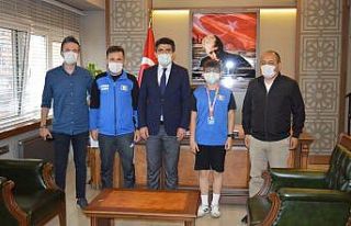 Türkiye Şampiyonu Arda’dan Kaymakam Coşgun’a...