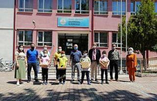 Turnuvada birinci olan öğrencilere hediye verildi