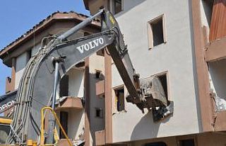 Tuzla’da deprem riski taşıyan binalar yıkılıyor