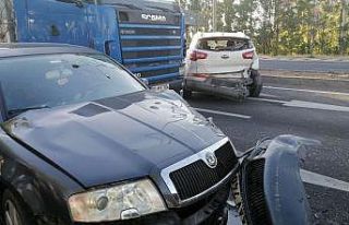 Üç aracın karıştığı kazada 1 kişi yaralandı