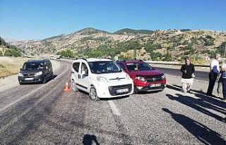 Üç otomobilin karıştığı kazada 2 kişi yaralandı