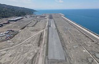 Uçak pisti, terminal binaları ve çay bardağı...