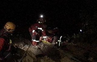 Uçuruma yuvarlanan vatandaşı itfaiye kurtardı