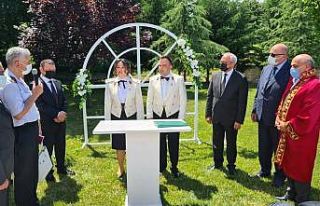 Üniformalarıyla dünya evine girdiler