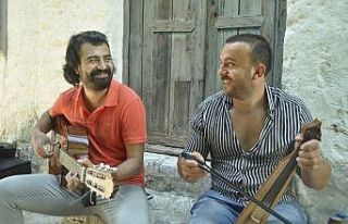 Ünlü şaire hayranlığı şarkı yazdırdı