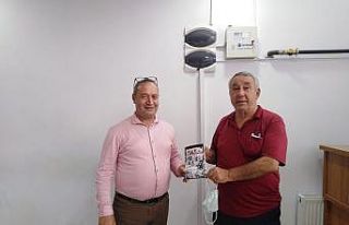 Ünsal: “Soykırım” kitabını Töremen’e hediye...