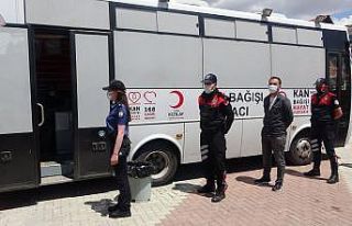 Uşak polisi, Kızılay’a kan bağışında bulundu