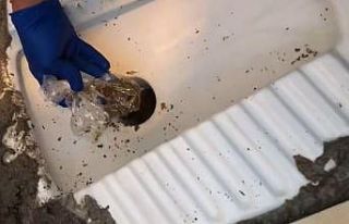 Uyuşturucuyu tuvalet deliğine saklamışlar