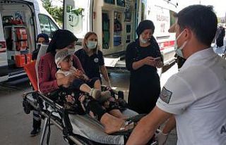 Üzerine vitrin devrilen çocuğu annesi ölümden...