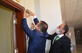 Vali Akbıyık, engelli yönlendirme levhaları astı