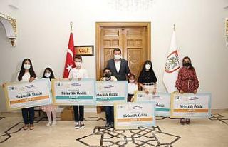 Vali Ayhan, dereceye giren öğrencileri ödüllendirdi