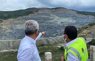 Vali Çakır, bakır madeni işletmesinde incelemelerde...