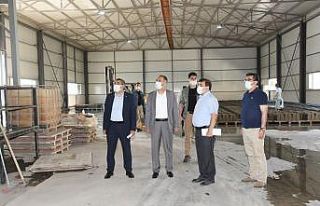 Vali Çuhadar, kilitli parke üretim tesisini inceledi