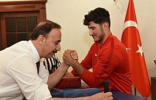 Vali Erin şampiyon sporcu Ocakoğlu’nu nakavt etti