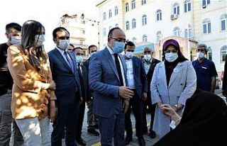 Vali Erkaya Yırık, Palu’da evi yanan nineyi ziyaret...