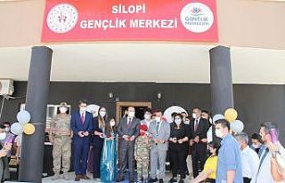 Vali Pehlivan, Silopi’de gençlerle türkü söyledi