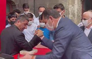 Vali, şehrin fenomeni ile bilek güreşi tuttu