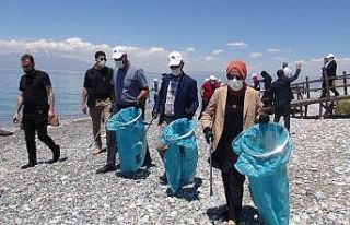Van Gölü sahili temizlendi