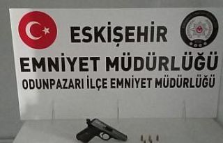 Vatandaşın ihbarıyla aracında silah taşıyan...