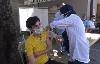 Vatandaşlar caddede kurulan mobil aşı istasyonunda...