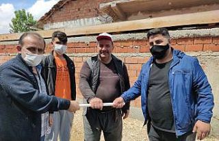 Vatandaşların değnekle kurban pazarlığı