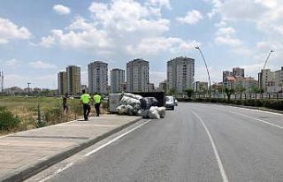 Virajı alamayan elyaf yüklü kamyonet devrildi:...
