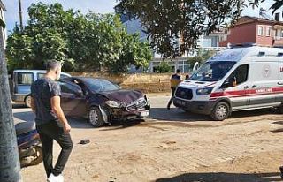 Virajı alamayan kadın sürücü duvara çarptı