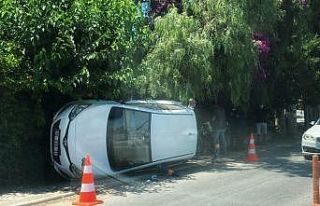 Virajı alamayan otomobil yan yattı