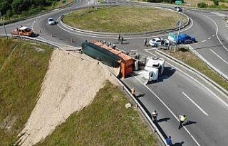 Virajı alamayan tır devrildi, sürücü içinde...