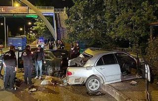 Yabancı plakalı tır, park halindeki 3 otomobile...