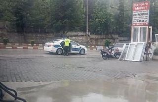 Yağmur altında bekleyen yaşlı adamın yardımına...
