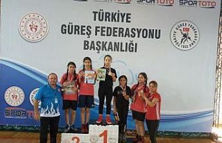 Yağmur Emir Güreşte Türkiye şampiyonu