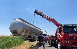 Yakıt tankeri şarampole devrildi