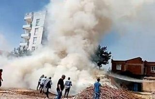 Yanan odunları itfaiye ekipleri söndürdü